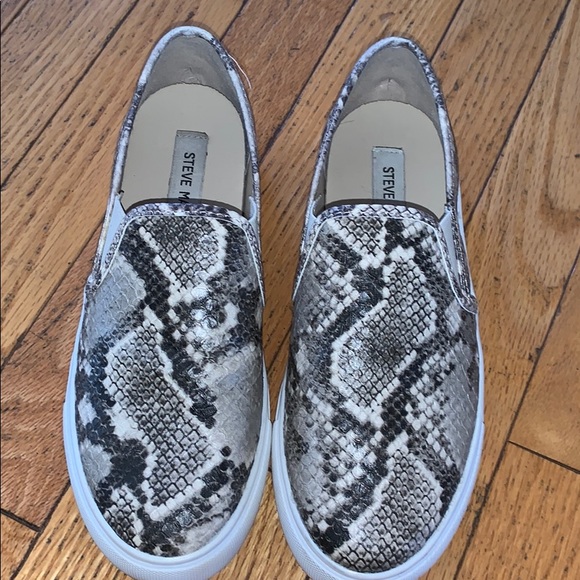STEVE MADDEN snake pattern slip on’s - Picture 2 of 3